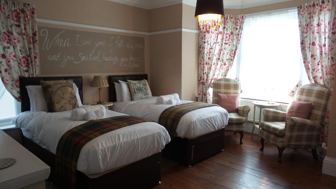 Hooray Henrys Bed & Breakfast Шерингам Екстериор снимка
